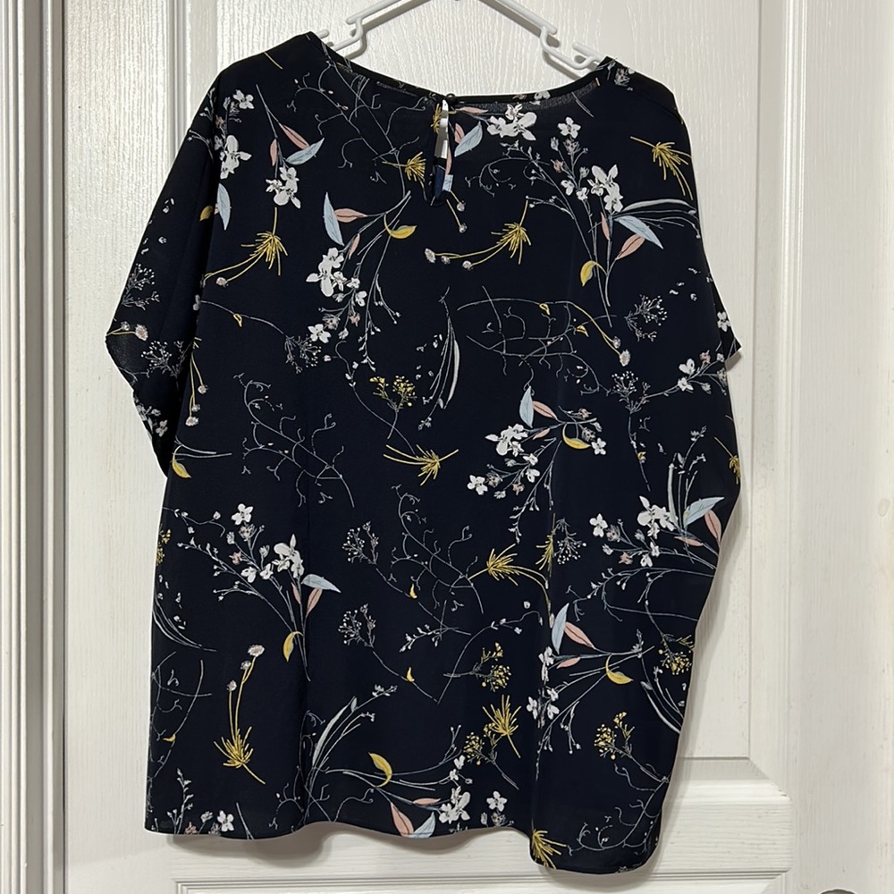 🆕SHEIN Blouse - Picture 2 of 3